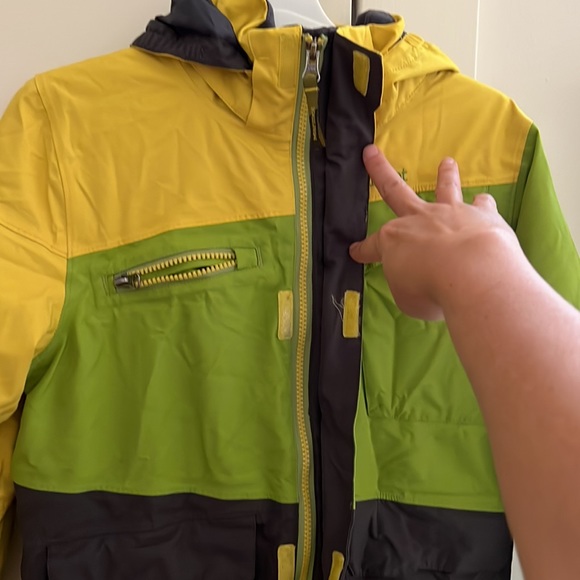 Marmot Ski/ snowboarding jacket - lots of pockets - Picture 4 of 6